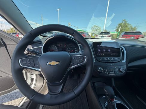 Used 2025 Chevrolet Malibu RS FWD image 19