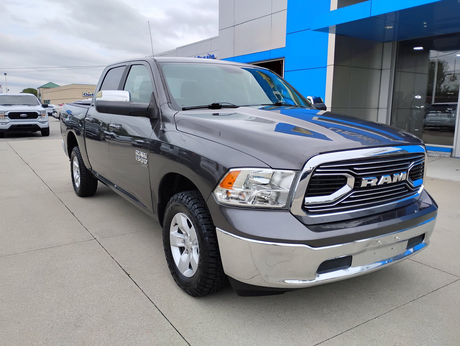 Used 2021 RAM 1500 Classic SLT AWD/4WD image 3