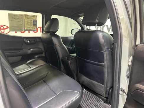 Used 2022 Toyota Tacoma TRD Off-Road image 13