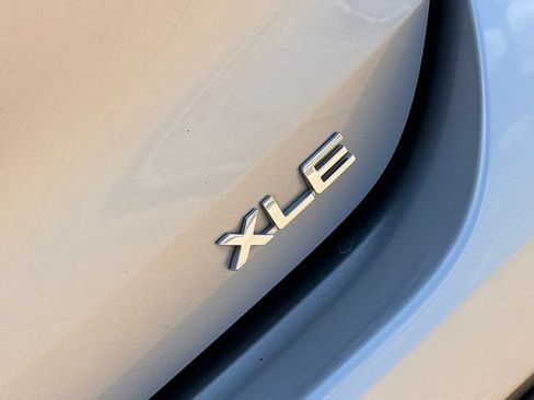 Used 2021 Toyota Highlander XLE FWD image 9