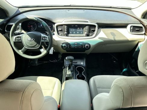 Used 2020 Kia Sorento LX FWD image 15