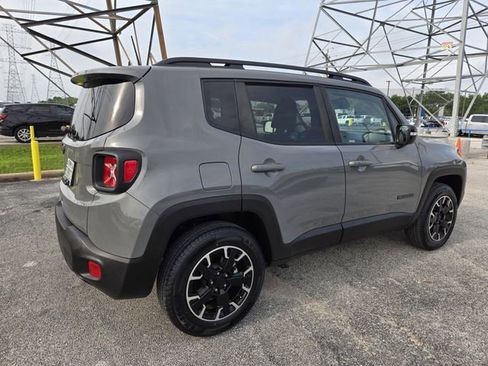 Used 2023 Jeep Renegade Latitude AWD/4WD image 5