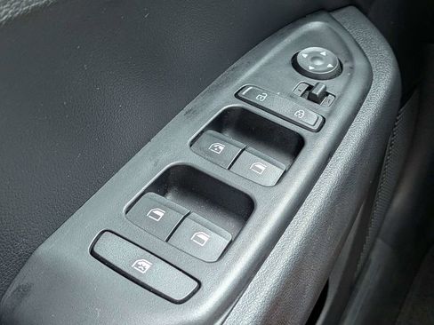 Used 2025 Hyundai Venue Limited FWD image 24