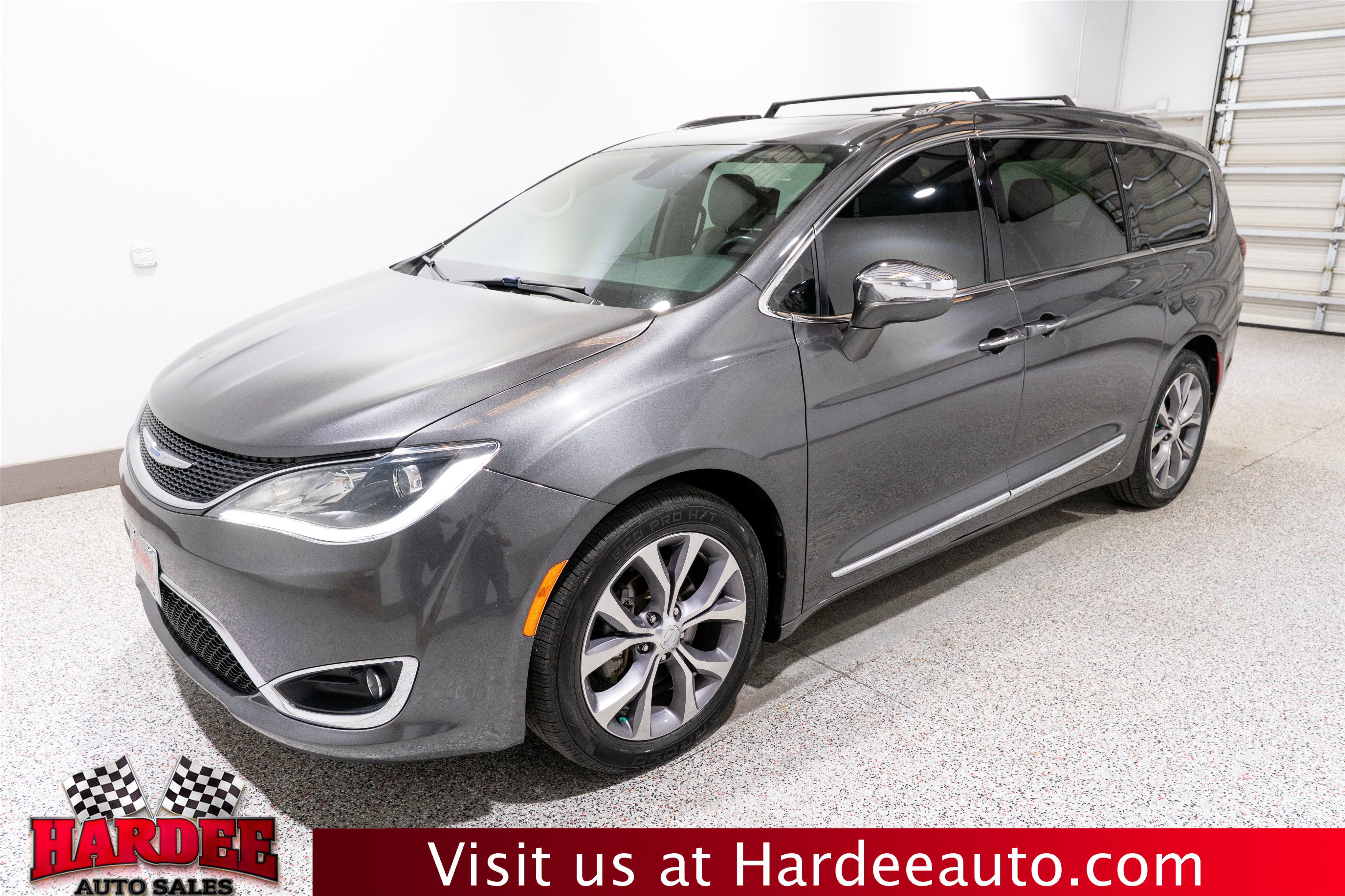 Used 2019 Chrysler Pacifica Limited w/ Tire & Wheel Group FWD image 2