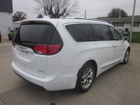 Used 2018 Chrysler Pacifica Limited image 4