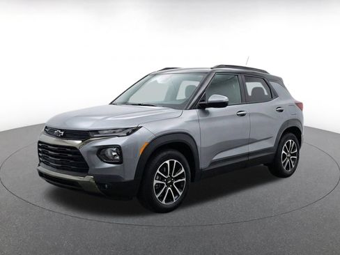 Used 2025 Chevrolet TrailBlazer LT FWD image 3