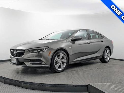 Used 2018 Buick Regal Preferred w/ Driver Confidence Package #1 FWD image 2