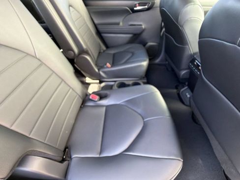 Certified 2025 Toyota Highlander XLE FWD image 35