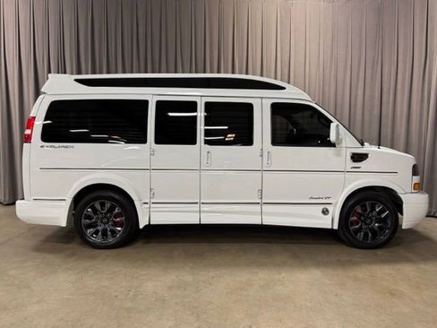 Used 2023 GMC Savana 2500 RWD image 4