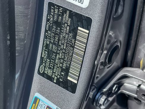 Used 2025 Hyundai Elantra Limited FWD image 40