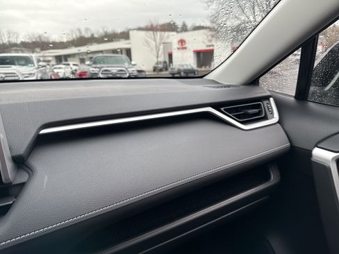 Used 2021 Toyota RAV4 XLE image 19