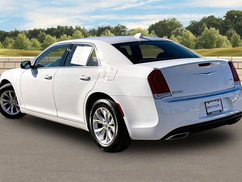 Used 2022 Chrysler 300 Touring image 11