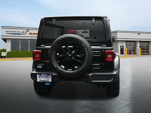 Used 2022 Jeep Wrangler Unlimited Sahara w/ Cold Weather Group AWD/4WD image 4