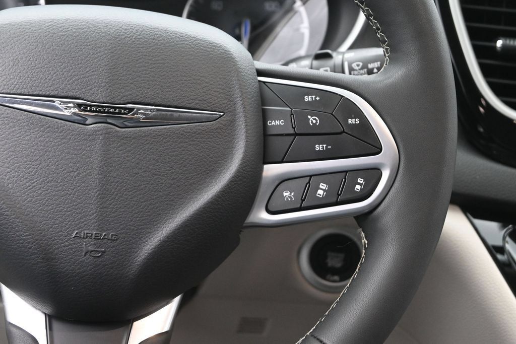 Used 2024 Chrysler Pacifica Touring-L FWD image 33