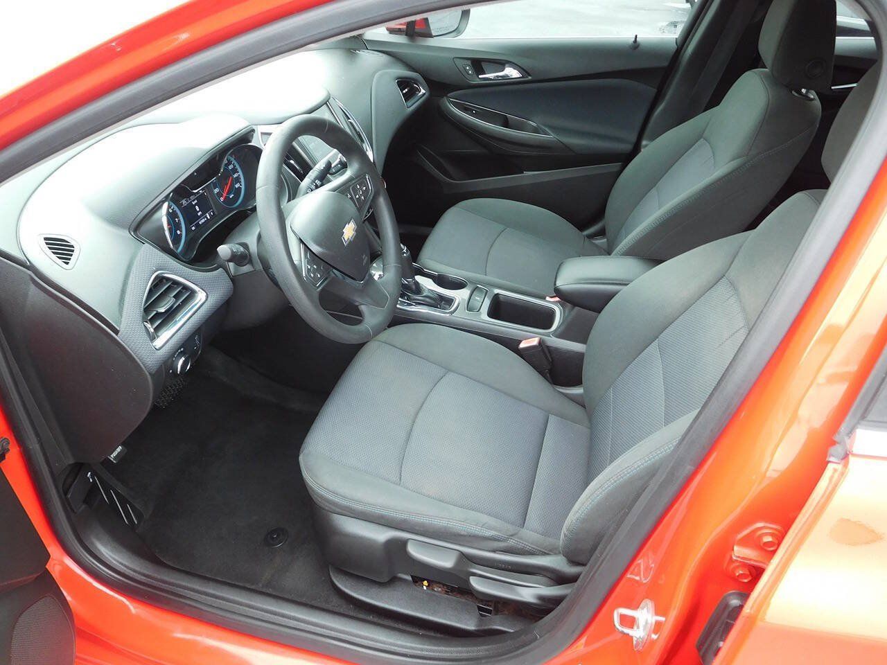 Used 2018 Chevrolet Cruze LT FWD image 10