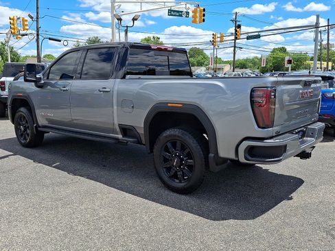 Used 2025 GMC Sierra 2500 AT4 AWD/4WD image 4