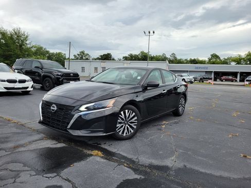 Used 2024 Nissan Altima 2.5 SV FWD image 2