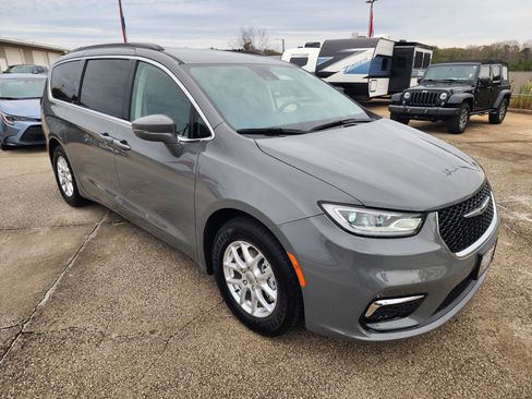 Used 2022 Chrysler Pacifica Touring-L image 2