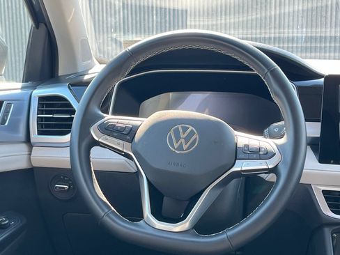 Used 2025 Volkswagen Taos SE FWD image 29