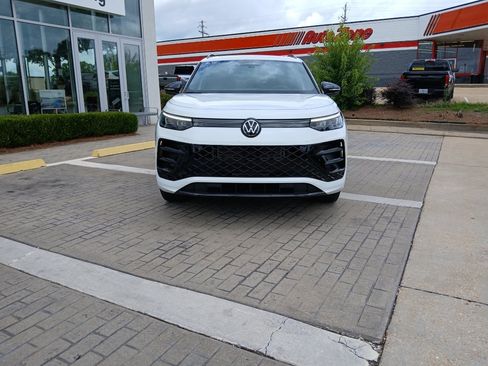 New 2026 Volkswagen Tiguan SE R-Line FWD image 2