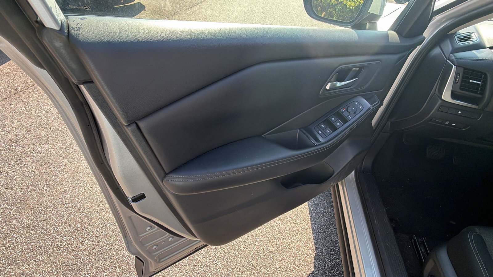 Used 2024 Nissan Rogue SV AWD/4WD image 14