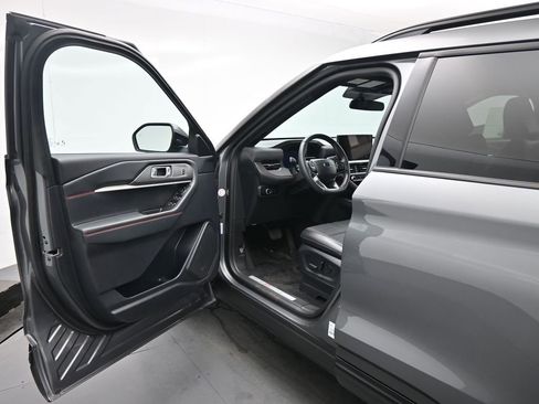Used 2025 Ford Explorer ST-Line w/ ST-Line Street Pack AWD/4WD image 9