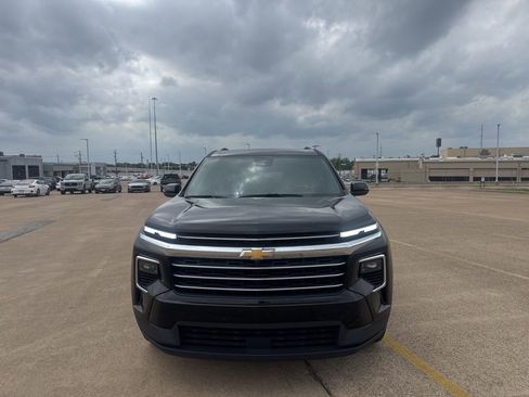 Used 2025 Chevrolet Traverse LT image 4