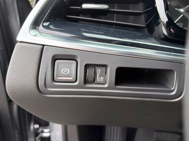 Certified 2024 Cadillac XT5 Premium Luxury w/ LPO, Floor Liner Package AWD/4WD image 32