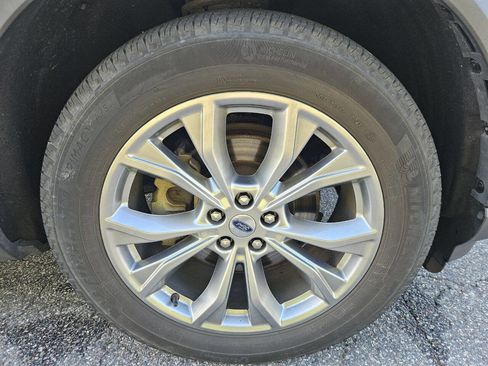 Used 2020 Ford Explorer XLT w/ Equipment Group 202A AWD/4WD image 30