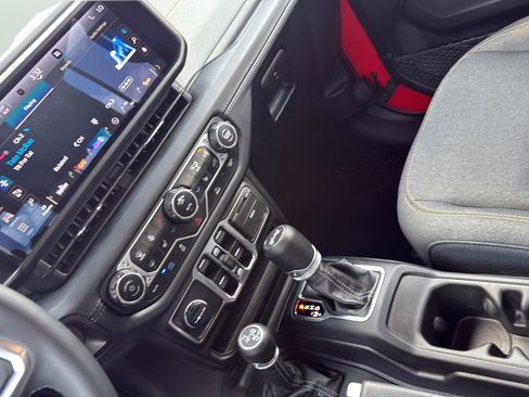 Used 2025 Jeep Wrangler Unlimited Sahara AWD/4WD image 20