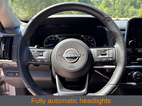 Used 2023 Nissan Pathfinder SL AWD/4WD image 12