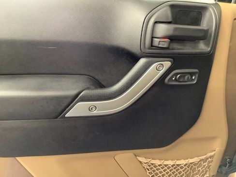 Used 2015 Jeep Wrangler Unlimited Rubicon AWD/4WD image 9