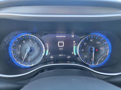 Used 2024 Chrysler Pacifica Touring-L image 21