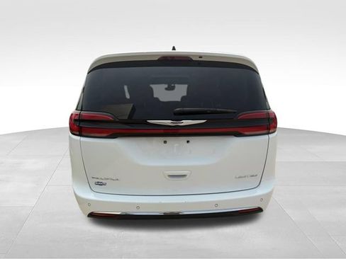 Used 2023 Chrysler Pacifica Limited FWD image 17