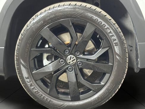 Used 2022 Volkswagen Taos SE w/ Panoramic Sunroof Package FWD image 24