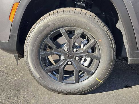 New 2025 Jeep Grand Cherokee Altitude image 13