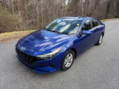 Used 2021 Hyundai Elantra SE image 2