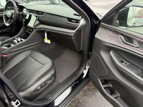 New 2025 Jeep Grand Cherokee Limited image 16