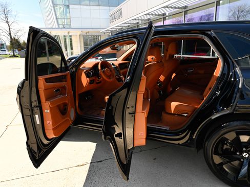 Used 2019 Bentley Bentayga AWD/4WD image 32