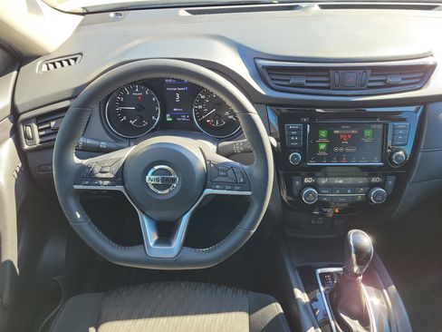 Used 2018 Nissan Rogue SV w/ Premium Package image 18