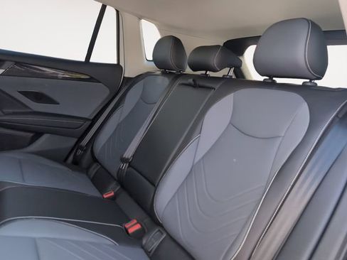 New 2025 Volkswagen Tiguan SE image 13