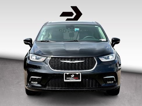 Used 2024 Chrysler Pacifica Touring-L FWD image 3