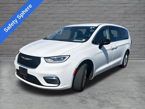 Used 2024 Chrysler Pacifica Touring-L FWD image 3
