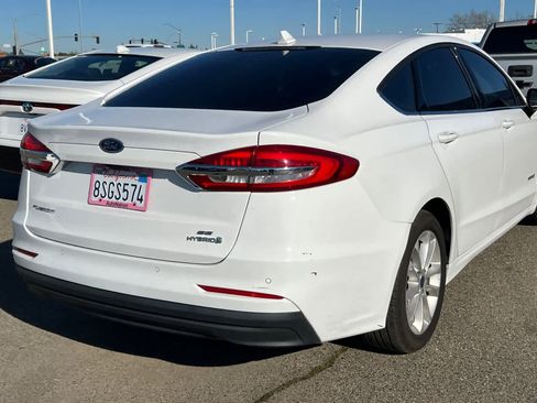 Used 2019 Ford Fusion SE image 2