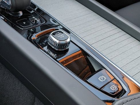 Certified 2025 Volvo XC60 T8 Plus w/ Protection Package Premier image 20