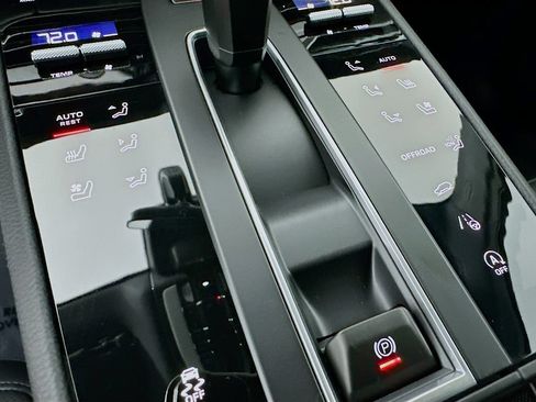 Certified 2026 Porsche Macan AWD/4WD image 23
