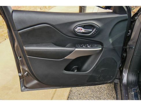 Used 2019 Jeep Cherokee High Altitude image 9