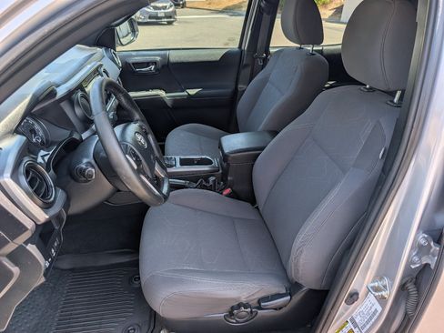 Used 2019 Toyota Tacoma TRD Sport w/ Technology Package RWD image 2