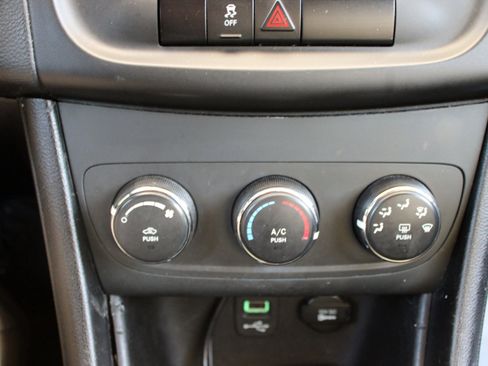 Used 2013 Dodge Avenger SE image 13