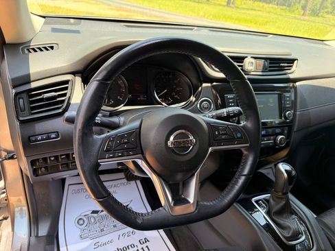 Used 2020 Nissan Rogue SV w/ Premium Package FWD image 15